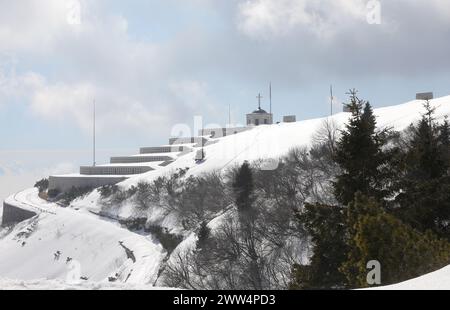 Pieve, TV, Italien - 13. März 2024: Militärdenkmal von Monte Grappa, Ossarium des Ersten Weltkriegs im Winter Stockfoto