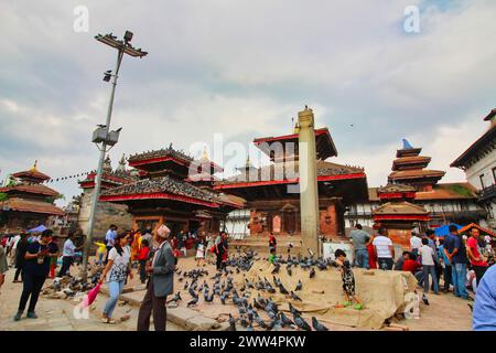 Kathmandu, Nepal - 13. Mai 2017 - die Stadtbewohner genießen einen Abend auf dem erdbebenzerstörten Durbar Square, Stadtzentrum mit historischen Tempeln Stockfoto
