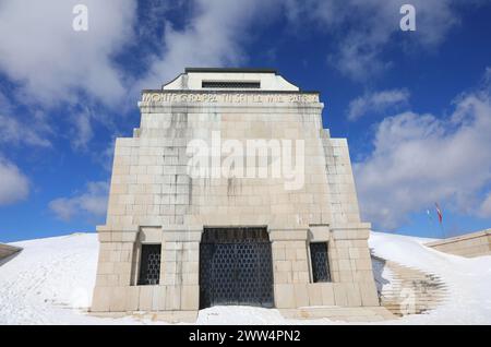 Pieve, TV, Italien - 13. März 2024: Großartiger Text, der Monte Grappa bedeutet, du bist meine Heimat im Winter auf Ossuary Stockfoto
