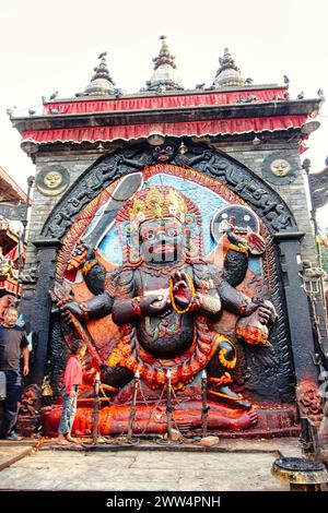 Kathmandu, Nepal – 13. Mai 2017 – Kaal Bhairav – ein Freilufttempel mit einer mächtigen Manifestation des Hindugottes Shiva aus schwarzem Stein Stockfoto