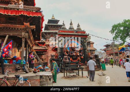 Kathmandu, Nepal – 13. Mai 2017 – Kaal Bhairav – ein Freilufttempel mit einer mächtigen Manifestation des Hindugottes Shiva aus schwarzem Stein Stockfoto