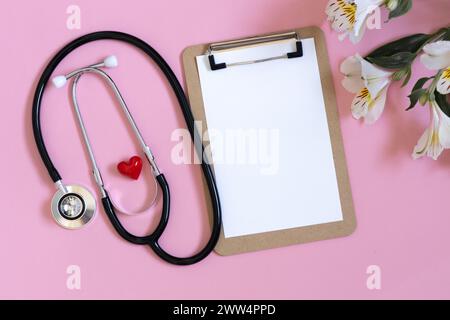 Rezept für den Medikamentenkardiologen. Internationaler Medizintag. Glückwunsch zum Medics Day, Platz für Text, Blumen Stockfoto