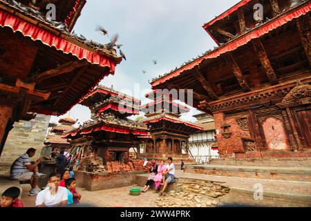 Kathmandu, Nepal - 13. Mai 2017 - die Stadtbewohner genießen einen Abend auf dem erdbebenzerstörten Durbar Square, Stadtzentrum mit historischen Tempeln Stockfoto