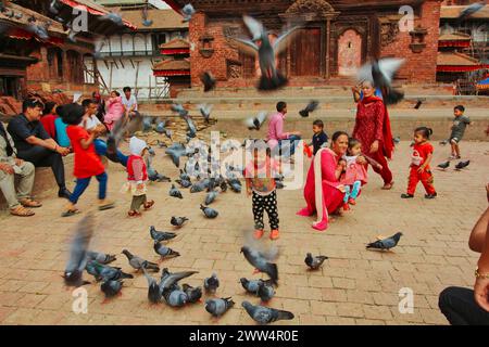 Kathmandu, Nepal-13. Mai 2017 - Kinder und Familien genießen einen Abend auf dem erdbebenzerstörten Durbar Square, einem Wahrzeichen der Stadt mit Holzarchitektur Stockfoto