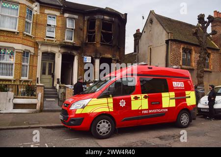 London, Großbritannien. März 2024. Feuerdetektoren und Forensiker am Tatort als ein Brand in einem Haus in East London als potenzielles „antisemitisches Hassverbrechen“ untersucht wird. Quelle: Vuk Valcic/Alamy Live News Stockfoto