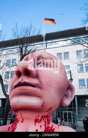 17.03.2024, Berlin, Deutschland, Europa - Tausende Menschen protestieren vor der russischen Botschaft unter den Linden im Berliner Bezirk Mitte unter dem Titel Schluss mit Putin, mit Krieg, Luege und Repressionen gegen den russischen Praesidenten Putin und gegen den Angriffskrieg auf die Ukraine, Wavend zeitgleich in Russland der letzte Tag der Praesidentschaftswahl stattfindet. In dieser Aufnahme nimmt Putin in der Nachbildung einer riesigen Pappmachefigur symbolisch ein Blutbad in einer Wanne in den Nationalfarben der Ukraine. Im Hintergrund weht die deutsche Flagge ueber der Bundesbehoerd Stockfoto