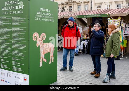 Krakau, Polen, 21. März 2024. Touristen besuchen den jährlichen Ostermarkt auf dem Wahrzeichen Hauptmarkt in Krakau. Quelle: Dominika Zarzycka/Alamy Live News Stockfoto