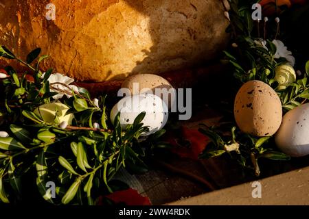 Krakau, Polen, 21. März 2024. Brot- und eiförmige Steine werden während des jährlichen Ostermarktes auf dem Wahrzeichen des Hauptmarktes in Krakau gesehen. Quelle: Dominika Zarzycka/Alamy Live News Stockfoto