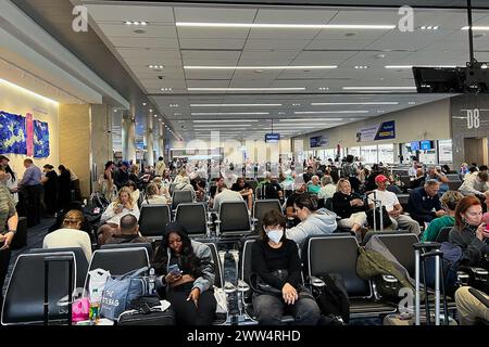 Fort Lauderdale, Usa. März 2024. Passagiere warten am 18. März 2024 im Terminal 2 des internationalen Flughafens Fort Lauderdale-Hollywood. Der internationale Flughafen Fort Lauderdale diente 2022 fast 32 Millionen Passagieren. (Foto: Samuel Rigelhaupt/SIPA USA) Credit: SIPA USA/Alamy Live News Stockfoto