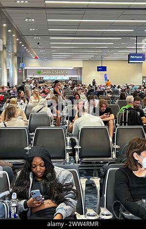 Fort Lauderdale, Usa. März 2024. Passagiere warten am 18. März 2024 im Terminal 2 des internationalen Flughafens Fort Lauderdale-Hollywood. Der internationale Flughafen Fort Lauderdale diente 2022 fast 32 Millionen Passagieren. (Foto: Samuel Rigelhaupt/SIPA USA) Credit: SIPA USA/Alamy Live News Stockfoto