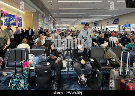 Fort Lauderdale, Usa. März 2024. Passagiere warten am 18. März 2024 im Terminal 2 des internationalen Flughafens Fort Lauderdale-Hollywood. Der internationale Flughafen Fort Lauderdale diente 2022 fast 32 Millionen Passagieren. (Foto: Samuel Rigelhaupt/SIPA USA) Credit: SIPA USA/Alamy Live News Stockfoto