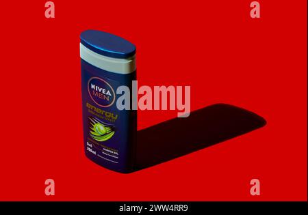 Mansfield, Nottingham, Großbritannien, 21. März 2024: Studio-Produktbild von Nivea Men Duschgel. Stockfoto