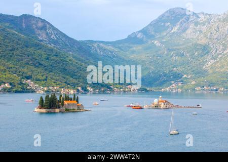 Perast, Montenegro Kirche unserer Lieben Frau von den Felsen und Insel Saint George, Bucht von Kotor aus der Vogelperspektive Stockfoto