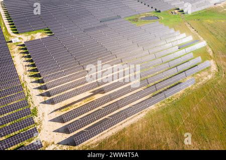 Von oben ist ein großes Feld von Solarpaneelen dargestellt. Die Felder sind in Reihen angeordnet und über das Feld verteilt. Das Konzept von Weite und Skala Stockfoto