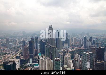 Kuala Lumpur, Malaysia - September 12 2018: Luftaufnahme der Petronas Towers, die die anderen Gebäude um sie herum in den Schatten stellen. Stockfoto