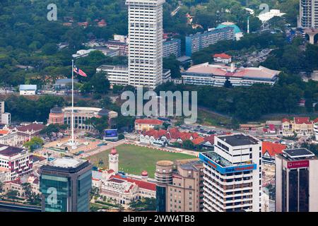 Kuala Lumpur, Malaysia - 12. September 2018: Aus der Vogelperspektive auf den Merdeka-Platz mit seinem 95-Meter-Fahnenmast mit dem Sultan Abdul Samad um den Platz herum Stockfoto