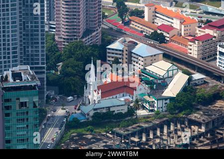 Kuala Lumpur, Malaysia - 12. September 2018: Luftaufnahme der St. Anthony's Church in der Nähe des Stadions Negara. Stockfoto