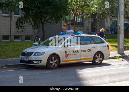 Bratislava, Slowakei - 18. Juni 2018: Zwei slowakische Polizeibeamte der Mestská Polícia vor ihrem Polizeiwagen. Stockfoto