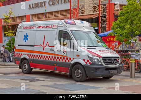 Bugis, Singapur - 03. September 2018: Notarztwagen parkt neben dem Albert Centre. Stockfoto