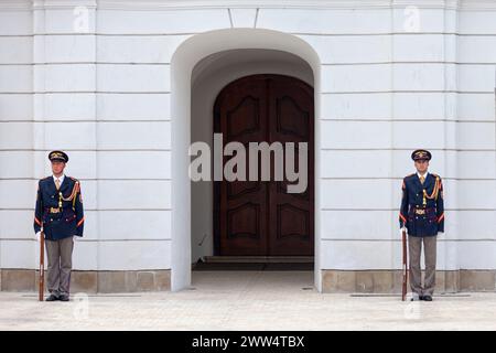 Bratislava, Slowakei - 18. Juni 2018: Präsidentenwache vor dem Amt des Präsidenten der Slowakischen Republik. Stockfoto