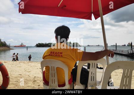 Sentosa, Singapur - 09. September 2018: Strandpatrouille am Strand auf der Insel Sentosa. Stockfoto