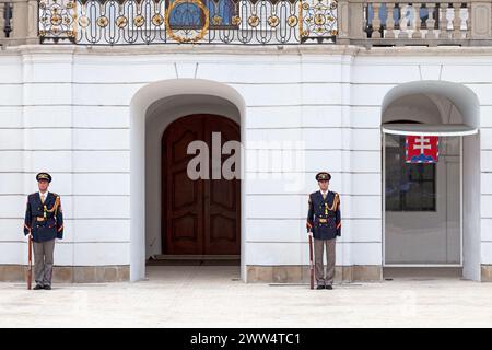 Bratislava, Slowakei - 18. Juni 2018: Präsidentenwache vor dem Amt des Präsidenten der Slowakischen Republik. Stockfoto