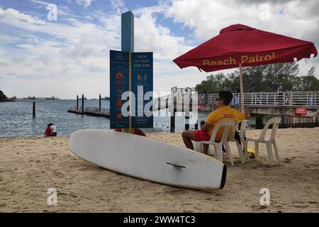 Sentosa, Singapur - 09. September 2018: Strandpatrouille am Strand auf der Insel Sentosa. Stockfoto