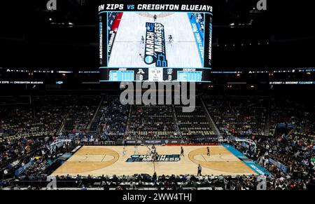 Pittsburgh, PA, USA. März 2024. Der Eröffnungstipp der ersten Spielhälfte des Basketballspiels zwischen Creighton (3) und Akron (14) in der ersten Runde des NCAA-Turnierspiels in der PPG Paints Arena in Pittsburgh, PA. Quelle: csm/Alamy Live News Stockfoto