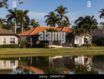 Ein wunderschönes Sommerhaus in Südflorida an einem sonnigen Tag. Typisches Betonhaus am Ufer eines Sees im Südwesten Floridas auf dem Land mit p Stockfoto