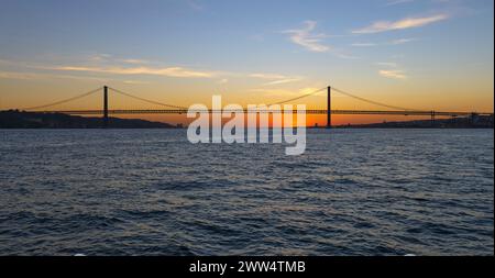 Sonnenuntergang über dem Tejo in Lissabon Stockfoto
