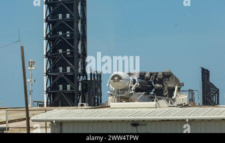 CAPE CANAVERAL, FLORIDA - 15. MÄRZ 2024. Die Rakete FALCON 9 liegt während der Reparatur horizontal. Eine Rakete, die einen Satz Satelliten in die Umlaufbahn um die transportiert Stockfoto