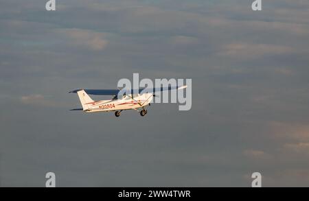 FORT MYERS, FLORIDA: 15. FEBRUAR 2024. Eine CESSNA 172M startet vom Page Field Airport in Fort Myers an der Golfküste. Florida, USA Stockfoto