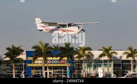 FORT MYERS, FLORIDA: 15. FEBRUAR 2024. Eine CESSNA 172M startet vom Page Field Airport in Fort Myers an der Golfküste. Florida, USA Stockfoto