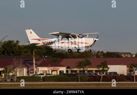 FORT MYERS, FLORIDA: 15. FEBRUAR 2024. Eine CESSNA 172M startet vom Page Field Airport in Fort Myers an der Golfküste. Florida, USA Stockfoto