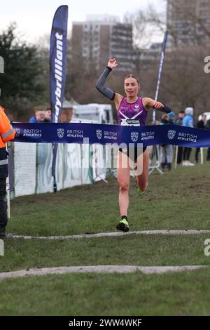 Bethan Morley von Leeds City AC feiert ihren Sieg bei der British Athletics Cross Challenge in den Parliament Hill Fields Stockfoto