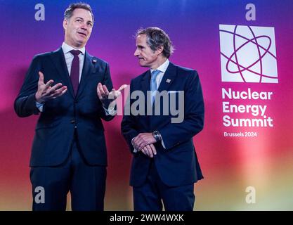 Brüssel, Belgien März 2024. RAFAEL GROSSI (R), Generaldirektor der Internationalen Atomenergie-Organisation (IAEO), und belgischer Premierminister ALEXANDER DE CROO (L) sprechen gemeinsam vor dem ersten Kernenergiegipfel. Die Veranstaltung, bei der Beamte und andere Vertreter aus über 30 Nationen zusammenkamen, um das Thema Kernenergie zu diskutieren. Ziel ist es, die CO2-Emissionen zu senken. (Kreditbild: © Bianca Otero/ZUMA Press Wire) NUR REDAKTIONELLE VERWENDUNG! Nicht für kommerzielle ZWECKE! Stockfoto