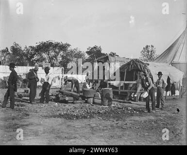 Coxeys Armee-Protest, 1894. Lager, als sie nach Washington, D.C. marschieren. Männer versammelten sich um einen Campingplatz, Zelte sind im Hintergrund mit einem Zaun um die Gegend herum. Coxeys Armee war ein protestmarsch arbeitsloser Arbeiter aus den Vereinigten Staaten, angeführt von dem Ohio-Geschäftsmann Jacob Coxey. Foto: Ervin S. Hubbard Stockfoto