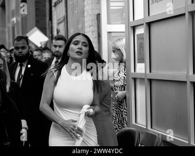 Toronto/Kanada, 13. SEP, 2023. Schauspielerin Salma Hayek verlässt den Hintereingang des Royal Alexandra Theatre. Credits: Walter Gilgen Stockfoto