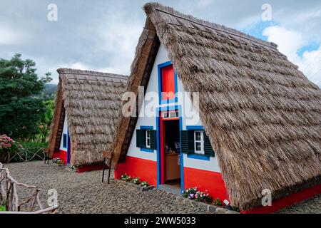 Santana typische Häuser auf Madeira Island. Diese kleinen, dreieckigen und farbenfrohen Häuser stellen einen Teil des Madeira-Erbes dar. Stockfoto