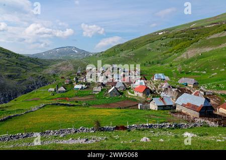 Bergdorf Lukomir in Bosnien und Herzegowina. Einzigartiges und traditionelles Dorf. Einzigartiges Dorf in Europa. Mittelalterliche traditionelle Lebensweise. Stockfoto