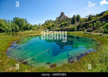 Das Auge der Erde, kroatische Quelle des Cetina-Flusses. Kirche im Hintergrund. Ländlicher Tourismus und Reiseziele. Stockfoto