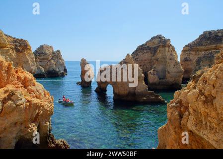 Die Menschen auf den Booten genießen einen Sommertag an der magischen Ponta da Piedade im Süden Portugals, der Algarve. Stockfoto