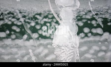 Aus der Vogelperspektive auf einen gefrorenen See. Hintergrund und Texturen. Winterlandschaft. Stockfoto