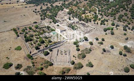 Luftdrohnenaufnahme der Kalifatsstadt Medina Azahara in Cordoba. Archäologische Stätte. Unesco-Weltkulturerbe, Spanien. Uralte Zivilisation. Stockfoto