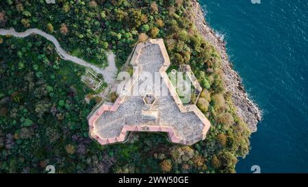 Drohnenansicht des Schlosses Porto Palermo in Albanien. Die Burg ist ein bedeutendes Denkmal in der Nähe des Dorfes Himare in Südalbanien Stockfoto