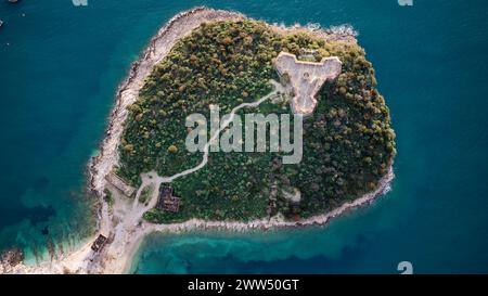 Drohnenansicht des Schlosses Porto Palermo in Albanien. Die Burg ist ein bedeutendes Denkmal in der Nähe des Dorfes Himare in Südalbanien Stockfoto