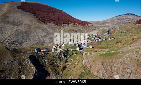 Drohnenansicht des Bergdorfes Lukomir in Bosnien und Herzegowina. Einzigartiges und traditionelles Dorf. Einzigartiges Dorf in Europa. Stockfoto