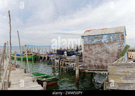 Blick auf den Porto Palafita oder den Dock der Pfahlhäuser in Carrasqueira, Portugal. Ruhige und wunderschöne Touristenattraktion. Fischerdorf. Stockfoto