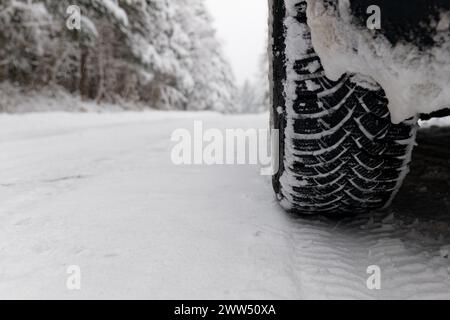 Auto fährt im Winter. Gute Winterreifen für sicheren Halt. Vorsichtiges Fahren unter winterlichen Bedingungen Stockfoto