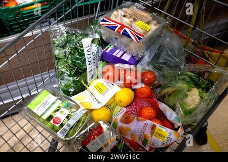 waitrose Supermarkt mit gekauften Artikeln, ramsgate Town, East kent, großbritannien märz 2024 Stockfoto